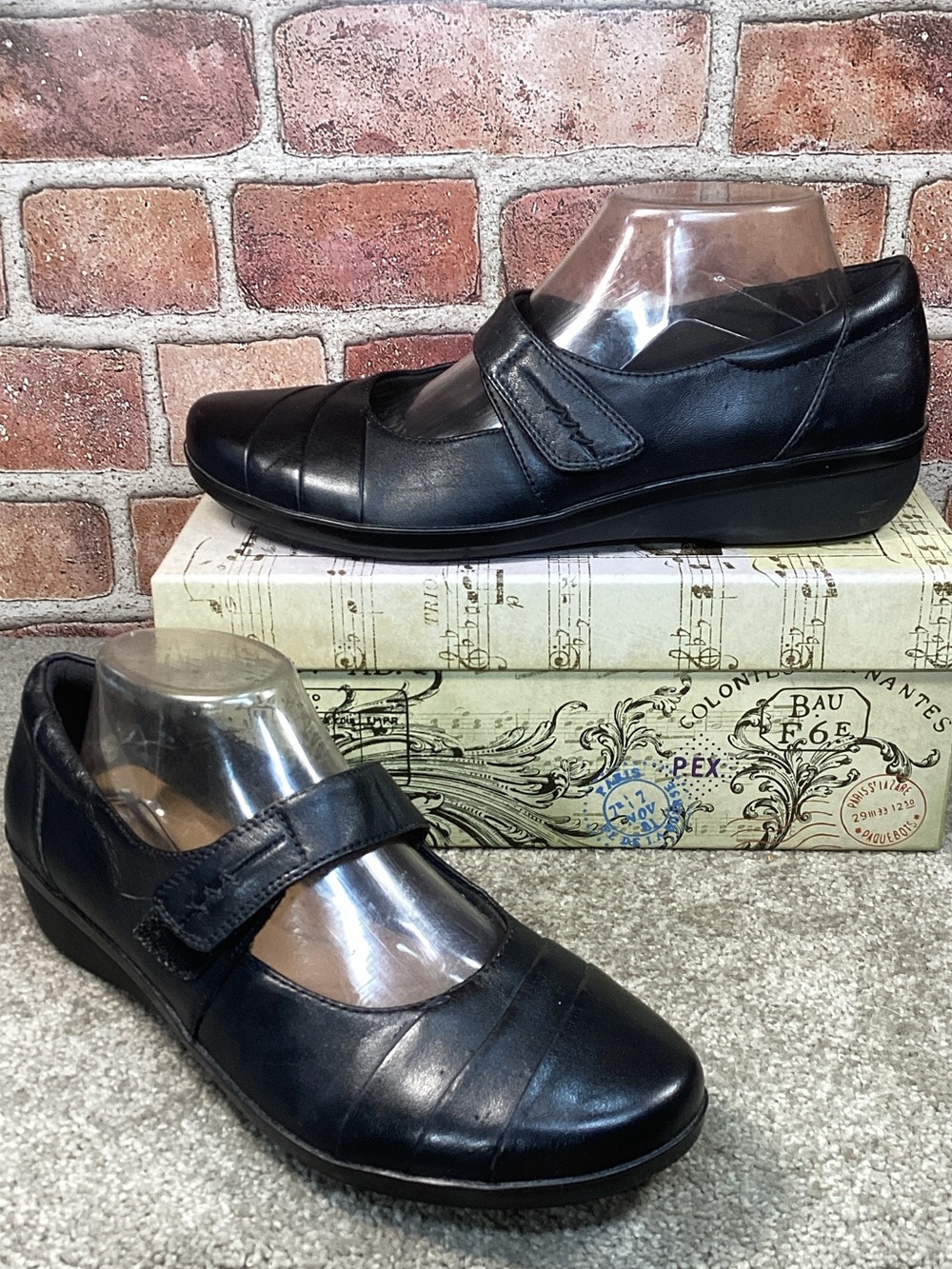 Clarks womens black Mary Jane flats size 9.5